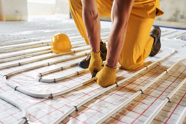 Qui peut réaliser la pose du plancher chauffant sec